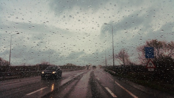ขับรถขณะฝนตก