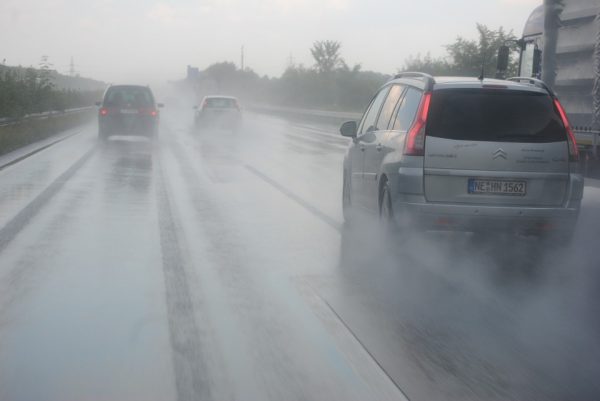 เทคนิคง่ายๆ ขับรถอย่างไรให้ปลอดภัยในหน้าฝน