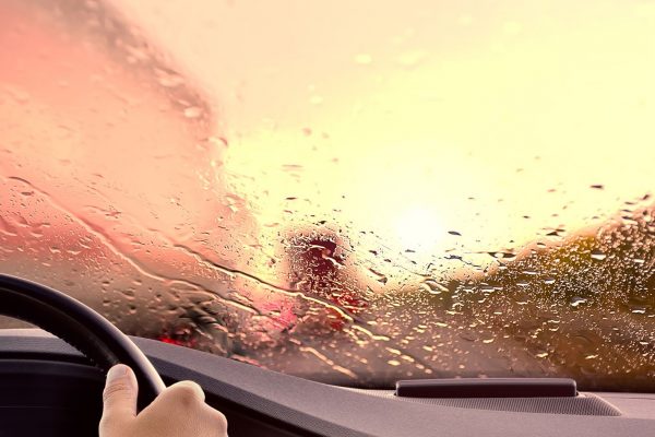 ฝนตกกระจกรถเป็นฝ้า ทำอย่างไรดี