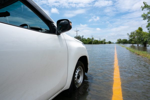 ขับรถหน้าฝน ระวัง! รถเหินน้ำ เกิดอุบัติเหตุง่าย อุ่นใจได้ด้วยการซื้อประกันภัยรถยนต์