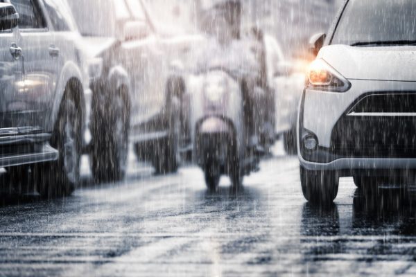 5 วิธีขับรถปลอดภัย ในช่วงหน้าฝน ขับรถตอนฝนตกหนัก ถนนลื่น อย่างไร ให้ห่างไกลอุบัติเหตุ