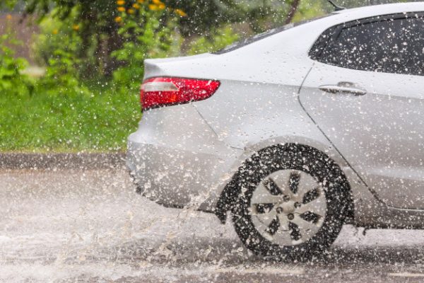 ฝนตกถนนลื่น ต้องดูแลล้อรถยนต์อย่างไร
