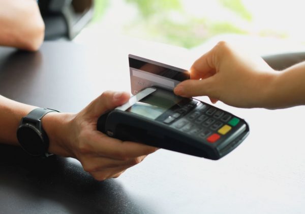 บัตรกดเงินสด กับ บัตรเครดิต ต่างกันยังไง