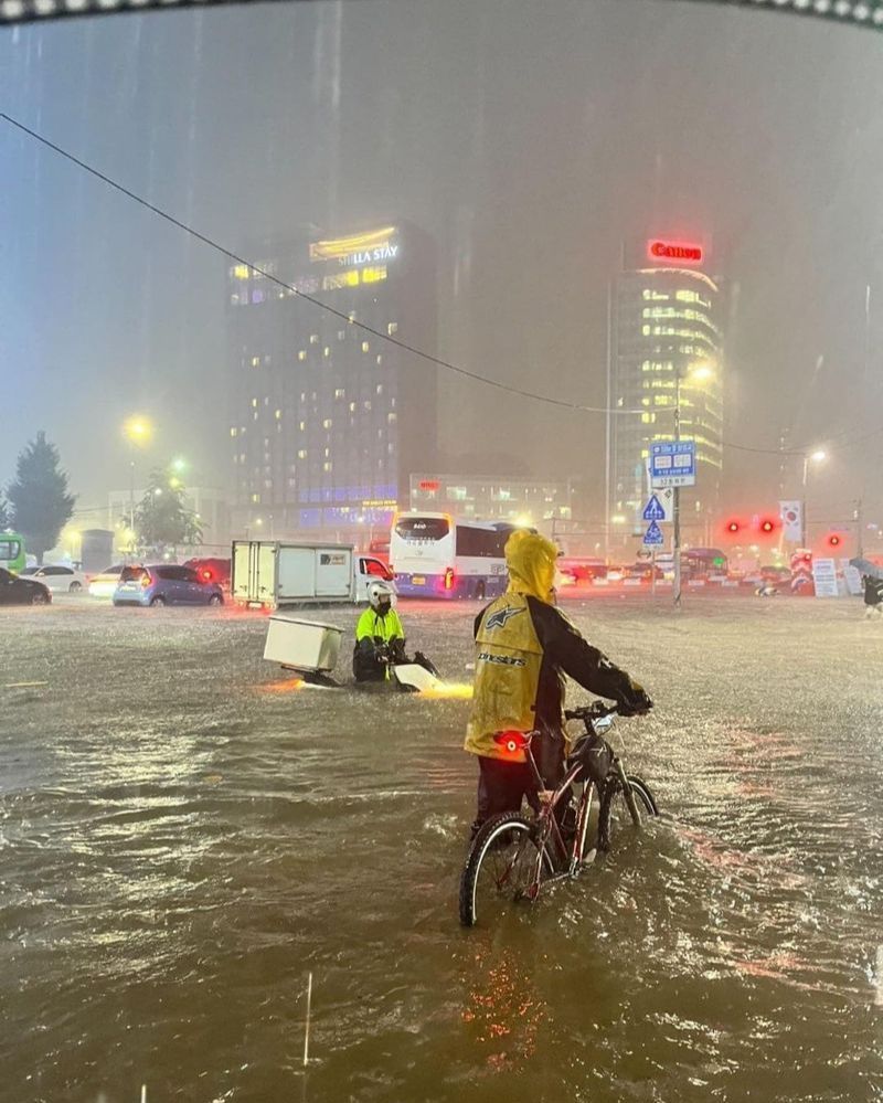 หนักสุดในรอบหลายสิบปี กรุงโซล ประเทศเกาหลีใต้โดนหนัก พายุฝนถล่ม น้ำท่วมหลายจุด...พร้อมดู ประกันภัยบ้าน ต้องทำ คุ้มครอบครบทั้งปัญหาไฟไหม้ และน้ำท่วม