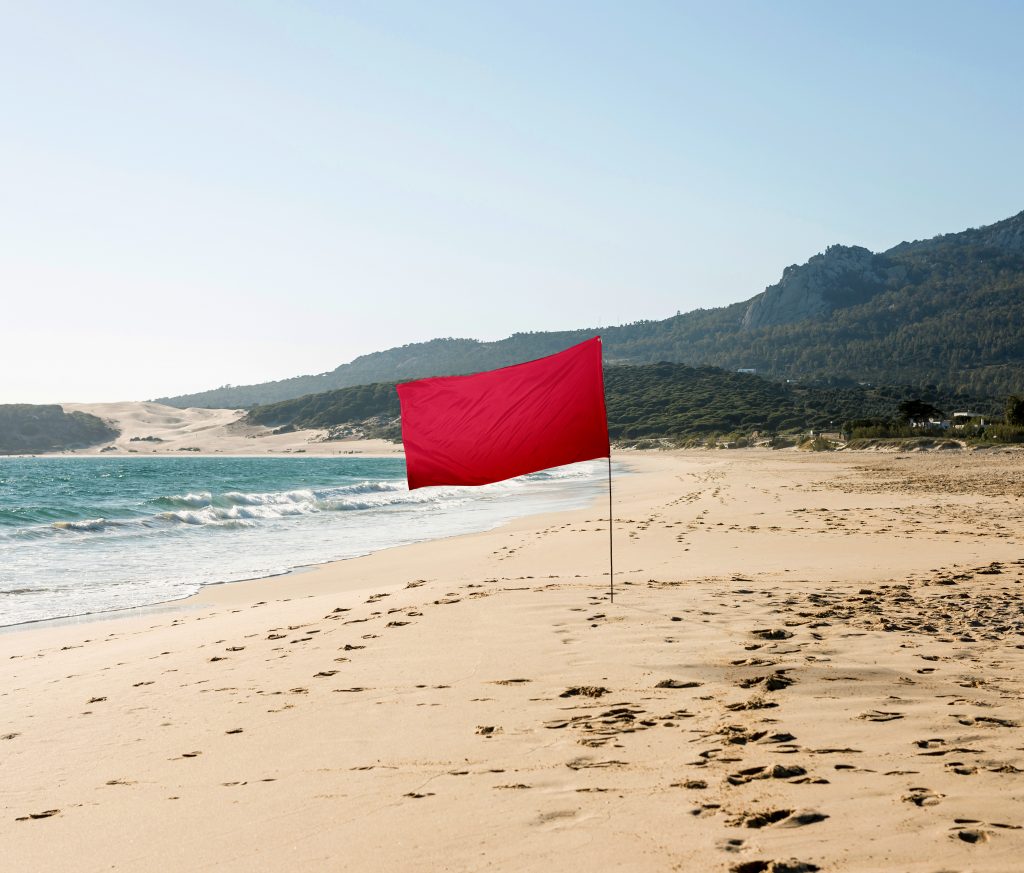 ธงแดง ริมหาด